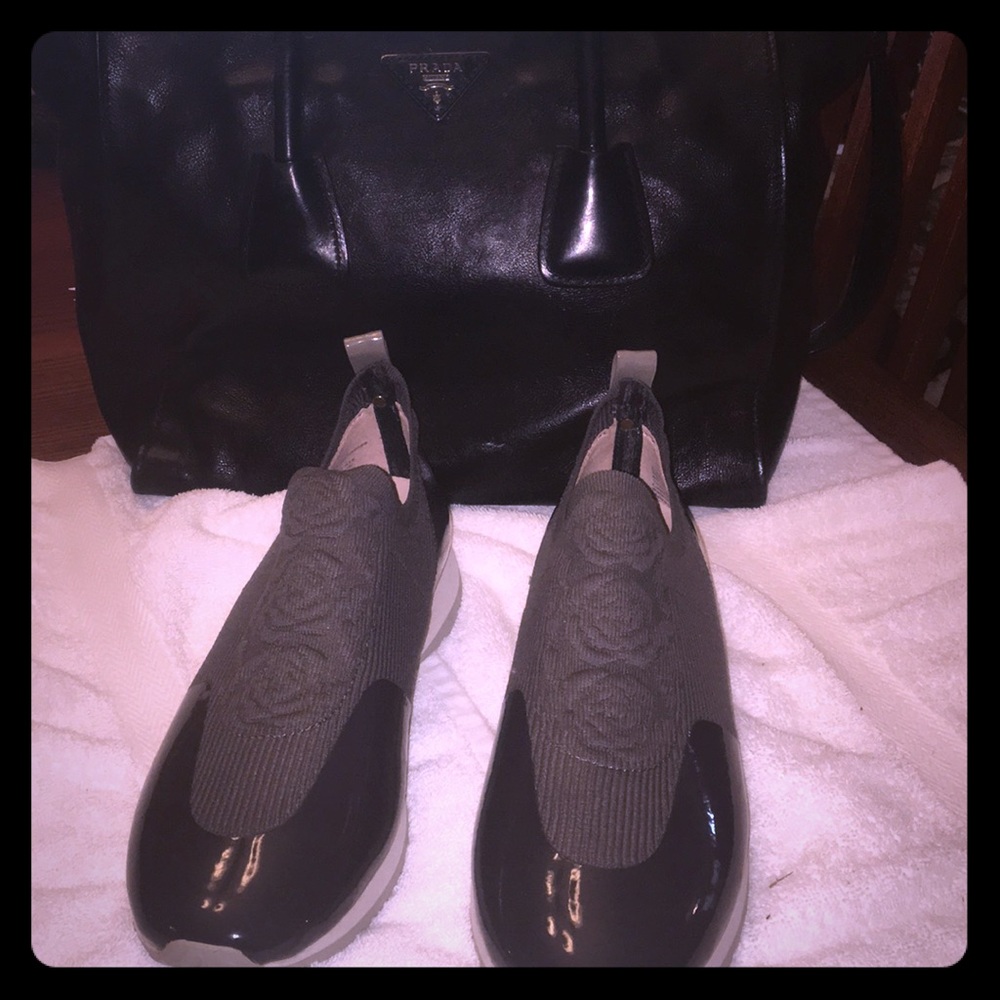 Taryn Rose gray slip-on sneakers